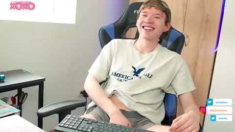 Snapshot of mathwx_ chatting on 10/28/25, 03:25 Alejandro Alex online show from 10/28/25, 03:25