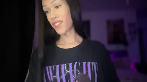 Snapshot of matrixprincess chatting on 10/21/25, 04:13 MOLLY MILLS online show from 10/21/25, 04:13