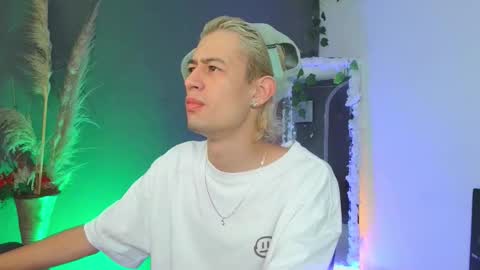 mattias     online show from 10/06/25, 01:58