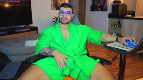 Snapshot of max_cooper17 chatting on 11/11/25, 02:55 Max online show from 11/11/25, 02:55