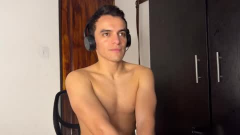 Snapshot of max_lancaster chatting on 12/26/24, 12:14 Max Lancaster online show from 12/26/24, 12:14