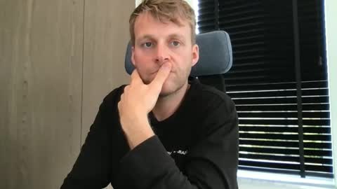 Snapshot of max_straight_1 chatting on 10/13/25, 08:47 Max take off clothes online show from 10/13/25, 08:47