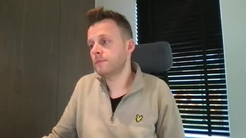 Snapshot of max_straight_1 chatting on 11/13/25, 11:53 Max take off clothes online show from 11/13/25, 11:53