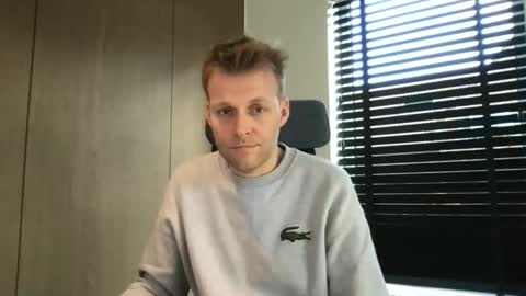 Snapshot of max_straight_1 chatting on 11/21/25, 09:52 Max take off clothes online show from 11/21/25, 09:52