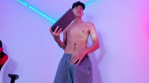 Snapshot of max_thomsonn chatting on 11/14/25, 06:39 Max online show from 11/14/25, 06:39