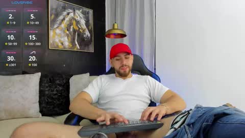 Snapshot of maximo_wolf1 chatting on 10/28/25, 09:17 Maximo Wolf online show from 10/28/25, 09:17