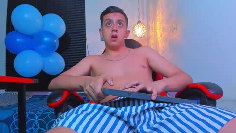 Snapshot of maxowens_oficial chatting on 09/15/25, 08:42 MAX online show from 09/15/25, 08:42