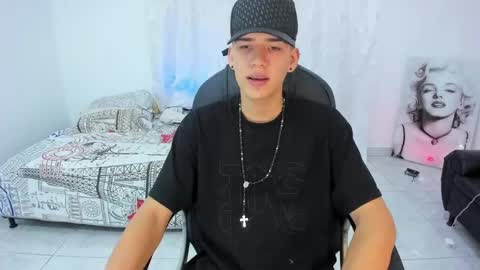 Snapshot of maxthomson_boy chatting on 10/01/25, 08:04 MaxThomson online show from 10/01/25, 08:04