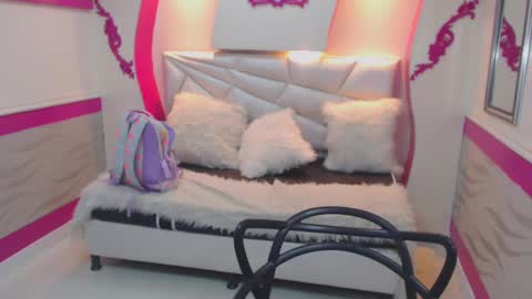 Snapshot of mayaa_ross chatting on 12/20/24, 07:33 Maya online show from 12/20/24, 07:33