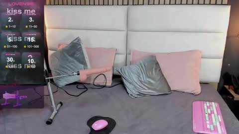 Nicolle Ruselle   Hello my lovely  schedule for great fun from  630 am and end 800 pm Colombian time I wait for you online show from 01/15/25, 04:00