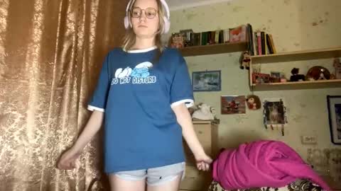 Snapshot of maybelleensminger chatting on 10/04/25, 05:44 Lola online show from 10/04/25, 05:44