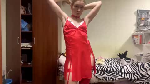 Snapshot of maybelleensminger chatting on 10/19/25, 12:39 Lola online show from 10/19/25, 12:39