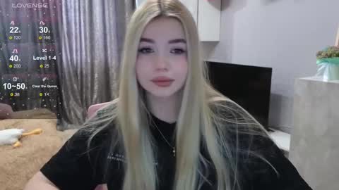 Snapshot of maymallorie chatting on 12/13/24, 08:09 may online show from 12/13/24, 08:09