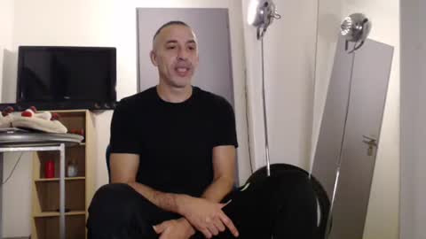 Snapshot of meditmtc chatting on 12/29/24, 08:15 Meditmtc online show from 12/29/24, 08:15