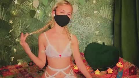 meeeewmeeeeow online show from 10/29/25, 08:32