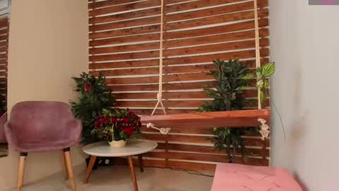 Snapshot of megan_raiin chatting on 02/16/25, 05:04 megan_raiin online show from 02/16/25, 05:04