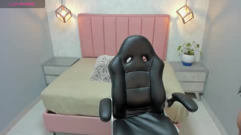 Snapshot of meganzarick chatting on 10/06/25, 12:46 M E G A N online show from 10/06/25, 12:46