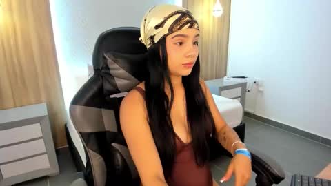 Snapshot of megara_x chatting on 11/04/25, 02:10 M E G A R A online show from 11/04/25, 02:10