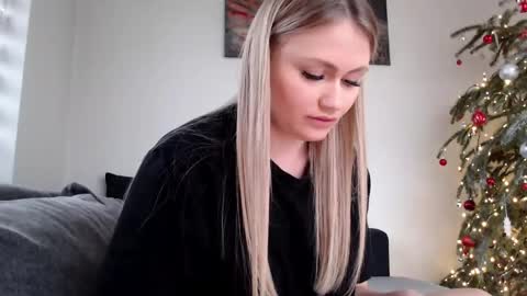 Snapshot of melani_a chatting on 01/17/25, 12:42 Melania online show from 01/17/25, 12:42