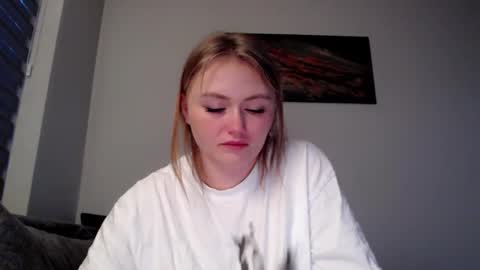Snapshot of melani_a chatting on 02/25/25, 04:10 Melania online show from 02/25/25, 04:10