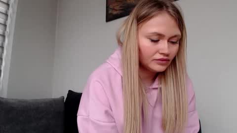Snapshot of melani_a chatting on 03/08/25, 11:48 Melania online show from 03/08/25, 11:48