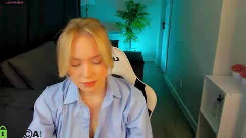 Snapshot of melanie_ryer chatting on 10/17/25, 12:47 Melanie online show from 10/17/25, 12:47