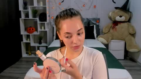 MelanieAlves online show from 10/15/25, 12:38