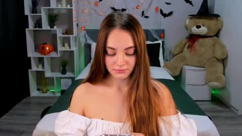 MelanieAlves online show from 10/21/25, 12:17