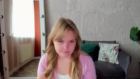 Snapshot of melissa_199 chatting on 09/24/25, 07:23 Sophia online show from 09/24/25, 07:23
