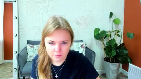 Snapshot of melissa_199 chatting on 09/25/25, 05:22 Sophia online show from 09/25/25, 05:22