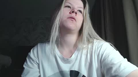 Snapshot of melissa__ray chatting on 12/10/24, 07:00 Melissa Ray online show from 12/10/24, 07:00