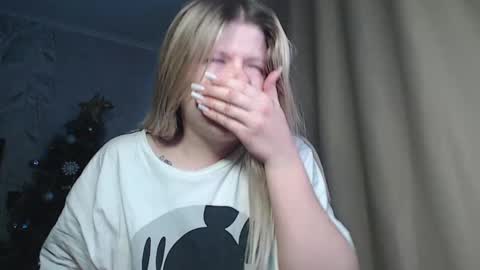 Snapshot of melissa__ray chatting on 12/12/24, 03:32 Melissa Ray online show from 12/12/24, 03:32