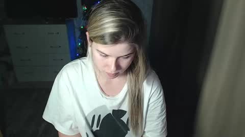 Snapshot of melissa__ray chatting on 12/18/24, 01:34 Melissa Ray online show from 12/18/24, 01:34