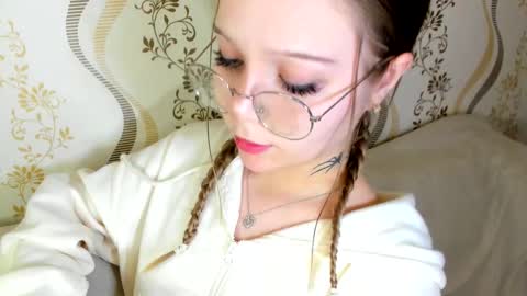 MelMooon online show from 10/10/25, 09:14