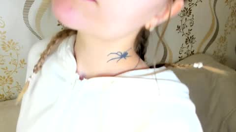 MelMooon online show from 10/11/25, 12:04