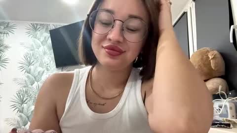 Snapshot of melodeesanislo chatting on 11/27/25, 06:21 Alice online show from 11/27/25, 06:21