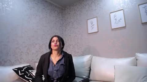 Snapshot of melodiroux_ chatting on 01/03/25, 03:27 Melodi online show from 01/03/25, 03:27