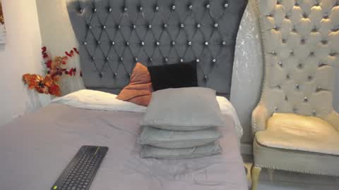 Snapshot of melodiroux_ chatting on 01/06/25, 12:46 Melodi online show from 01/06/25, 12:46
