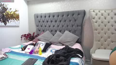 Snapshot of melodiroux_ chatting on 01/26/25, 01:04 Melodi online show from 01/26/25, 01:04