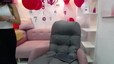 Snapshot of melodiroux_ chatting on 02/16/25, 12:54 Melodi online show from 02/16/25, 12:54