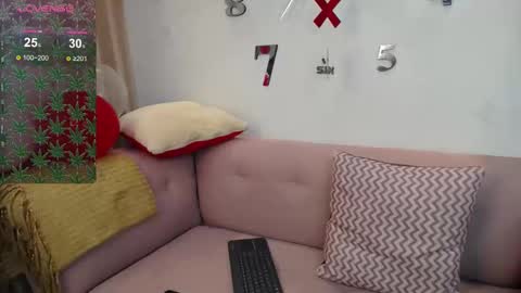 Snapshot of melodiroux_ chatting on 02/16/25, 04:10 Melodi online show from 02/16/25, 04:10