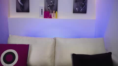 Snapshot of melodiroux_ chatting on 09/15/25, 01:22 Melodi online show from 09/15/25, 01:22