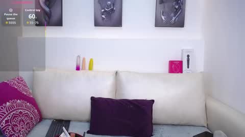 Snapshot of melodiroux_ chatting on 09/21/25, 12:40 Melodi online show from 09/21/25, 12:40