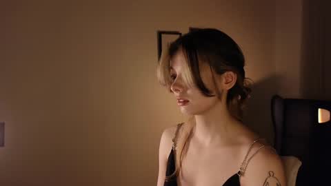 Snapshot of melodykey_x chatting on 01/28/25, 02:42 melody online show from 01/28/25, 02:42