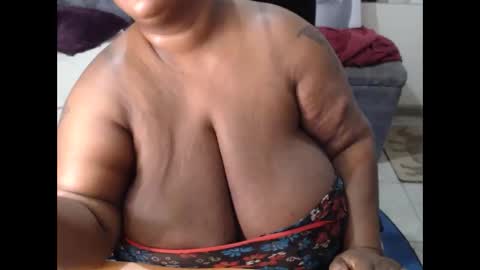 Snapshot of mency1980 chatting on 11/18/25, 07:40 bigboobsass online show from 11/18/25, 07:40