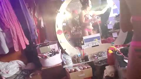 gurlnips online show from 01/21/25, 11:55