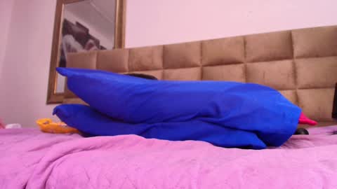 Snapshot of mia_0_ chatting on 02/04/25, 01:23 Emi online show from 02/04/25, 01:23