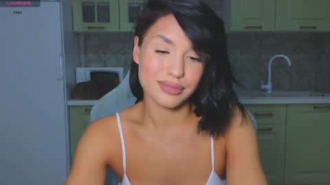 Snapshot of mia___lunaa chatting on 10/01/25, 10:05 Mia online show from 10/01/25, 10:05