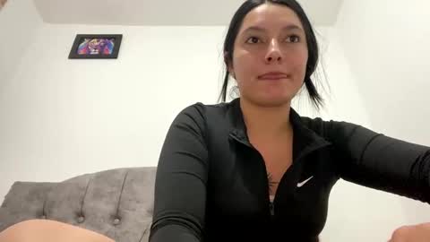 Mia  online show from 11/21/25, 03:05