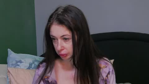 Snapshot of mia_lovi chatting on 01/06/25, 06:25 mia_lovi online show from 01/06/25, 06:25